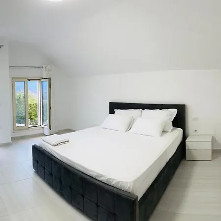 Rezidenca Dozhlani With Private Pool & Yard Willa