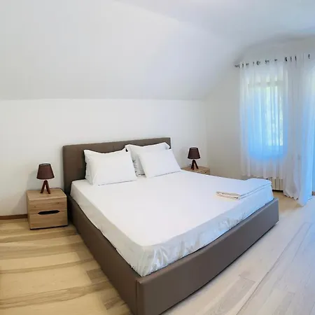 Villa Rezidenca Dozhlani With Private Pool & Yard