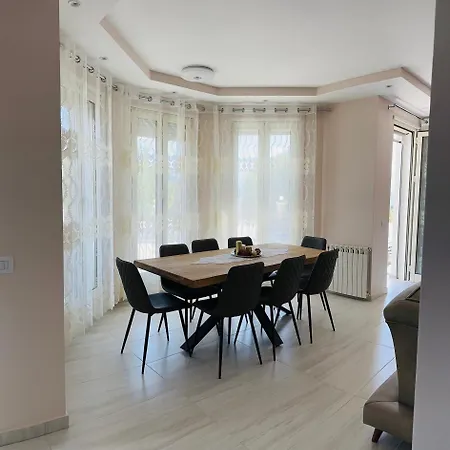 Villa Rezidenca Dozhlani With Private Pool & Yard