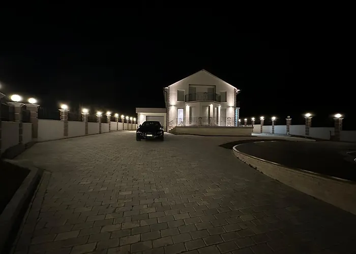 Villa Rezidenca Dozhlani With Private Pool & Yard