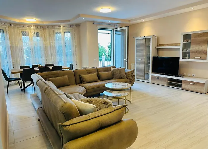Villa Rezidenca Dozhlani With Private Pool & Yard Bajram Curri