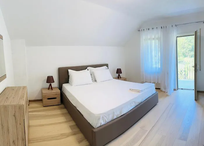 Villa Rezidenca Dozhlani With Private Pool & Yard