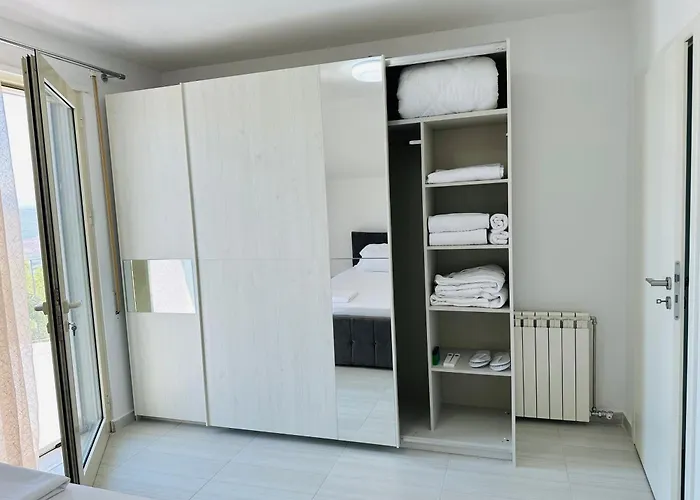 Rezidenca Dozhlani With Private Pool & Yard *