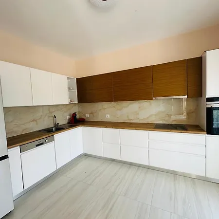 Rezidenca Dozhlani With Private Pool & Yard Bajram Curr