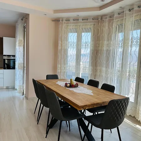Rezidenca Dozhlani With Private Pool & Yard Bajram Curr