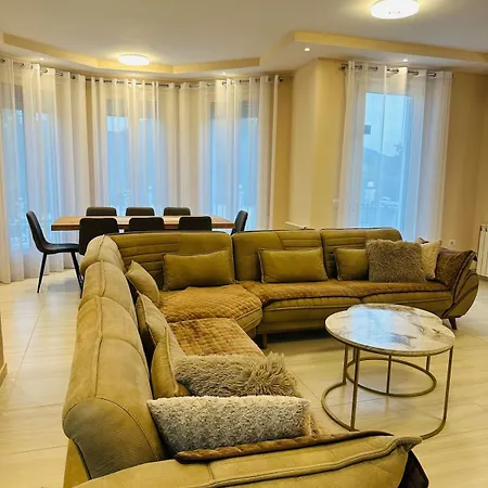 Rezidenca Dozhlani With Private Pool & Yard Bajram Curr