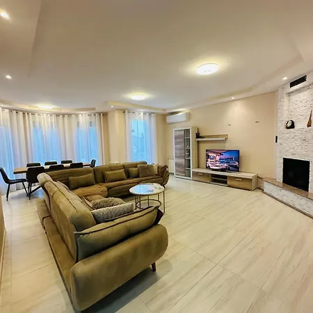 Rezidenca Dozhlani With Private Pool & Yard Bajram Curr