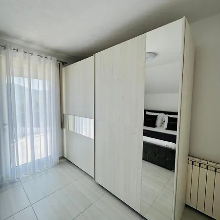 Rezidenca Dozhlani With Private Pool & Yard Vila