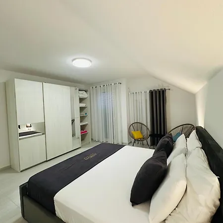 Villa Rezidenca Dozhlani With Private Pool & Yard Bajram Curr