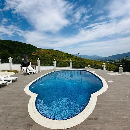 Rezidenca Dozhlani With Private Pool & Yard Bajram Curr