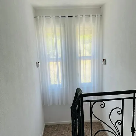 Rezidenca Dozhlani With Private Pool & Yard Vila