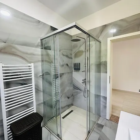 Villa Rezidenca Dozhlani With Private Pool & Yard