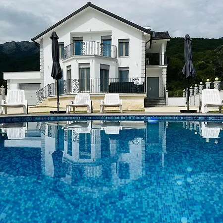 Rezidenca Dozhlani With Private Pool & Yard Villa Bajram Curr