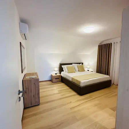 Rezidenca Dozhlani With Private Pool & Yard Bajram Curr